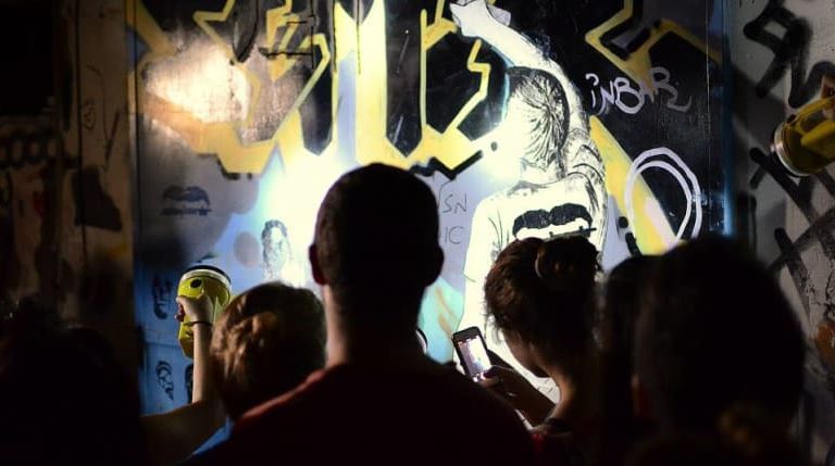כתוב על הקיר: סיור גרפיטי לילי עם פנסים בתל אביב