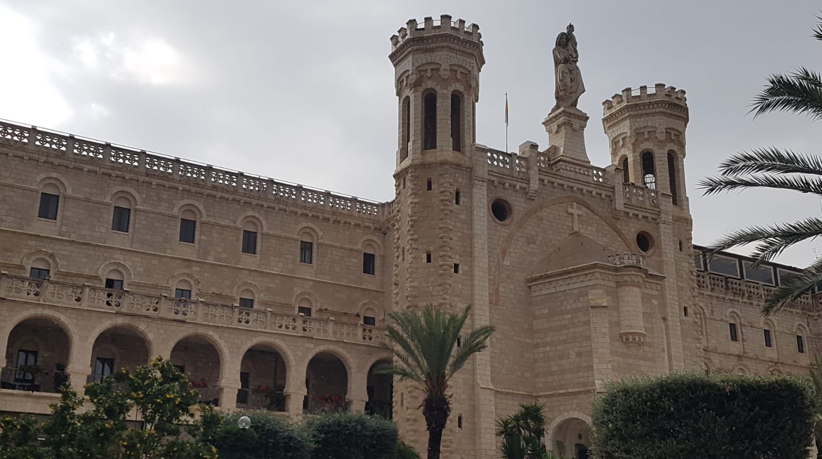 רואים חו"ל בירושלים: מבנים ארופאים