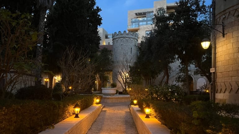 ספיישל Funzing: מלון מפנק וסיור סיפורי אהבה בירושלים