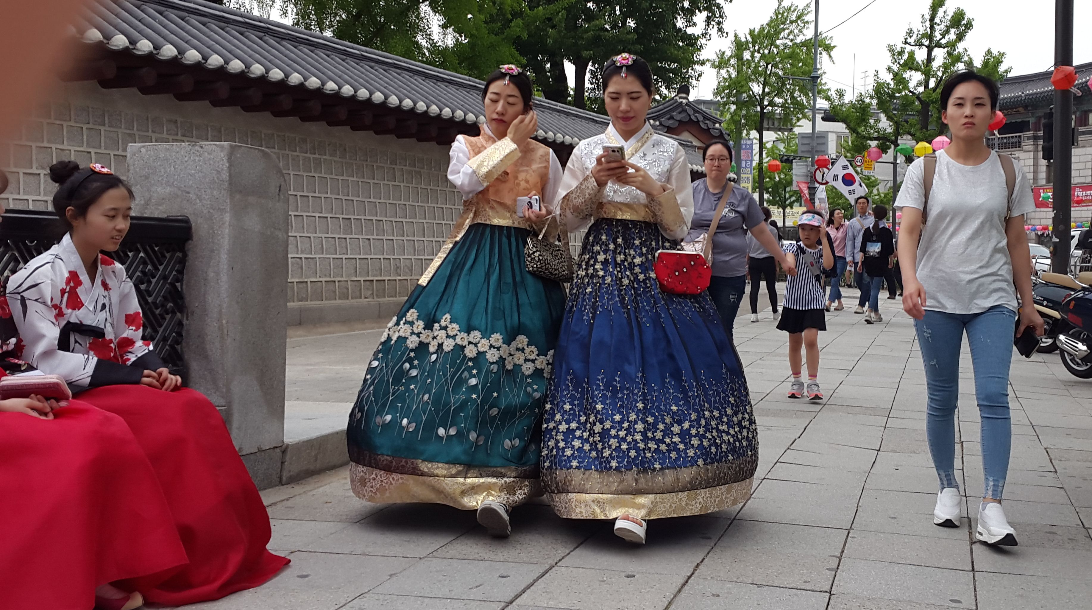 מעקבים לנעלי ספורט: הצצה אל עולמן המרתק של נשות קוריאה