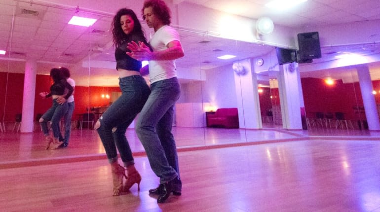 סלסה ובצ'אטה מהצעד הראשון: בואו ללמוד ריקוד חושני