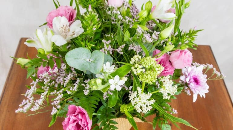 שפת הפרחים: סדנת שזירת פרחים צבעונית ושמחה
