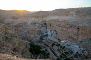 צעירים מטיילים: מים קרים בנחל פרת ומנזר בהר - בלב מדבר