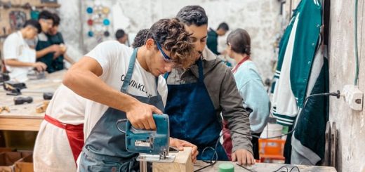 יוצרים בעץ בלב יפו: סדנת נגרות ופיסול בעץ.